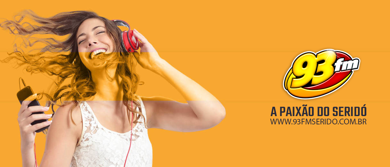 Ouvinte curtindo a 93FM com fones de ouvido